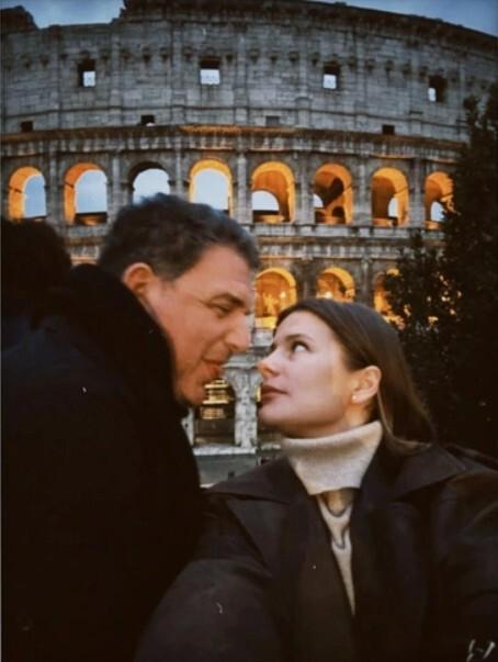 «Какая счастливая пара!»: в Сети обсуждают романтичные фото Виторгана с новой девушкой из Рима