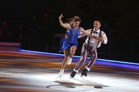 Длинный шарф душил Регину Тодоренко весь прокат в ледовом шоу