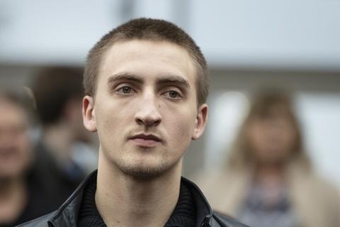 Приговоренного к 3,5 годам колонии после митингов актера Павла Устинова мобилизовали