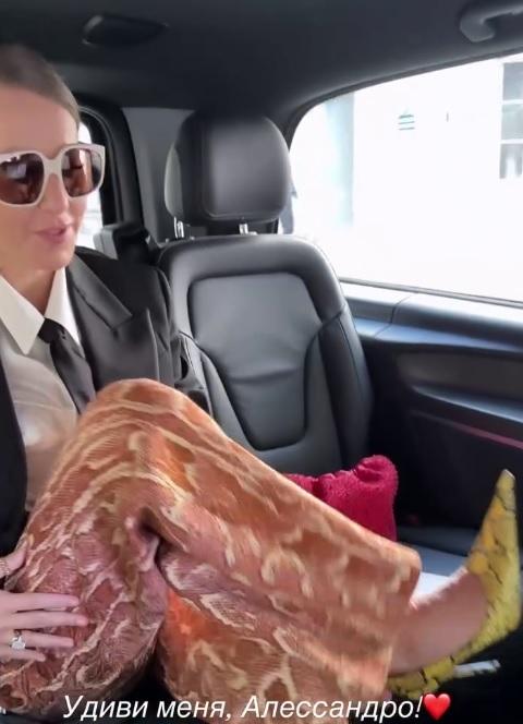 «Как-нибудь дохромаю»: Ксения Собчак появилась на Неделе моды в Париже в туфлях Марго Овсянниковой