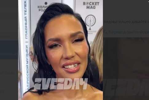 Певица Ольга Серябкина с накладкой на зубе