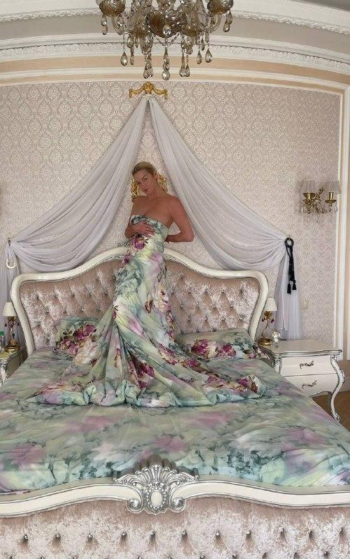 Анастасия Волочкова в своей спальне