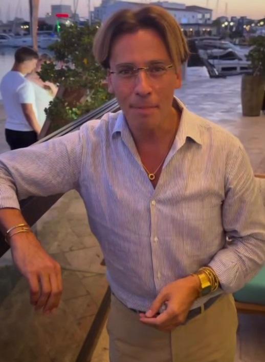 «В карманах еще надо посмотреть»: Максима Галкина* высмеяли из-за обилия золотых украшений
