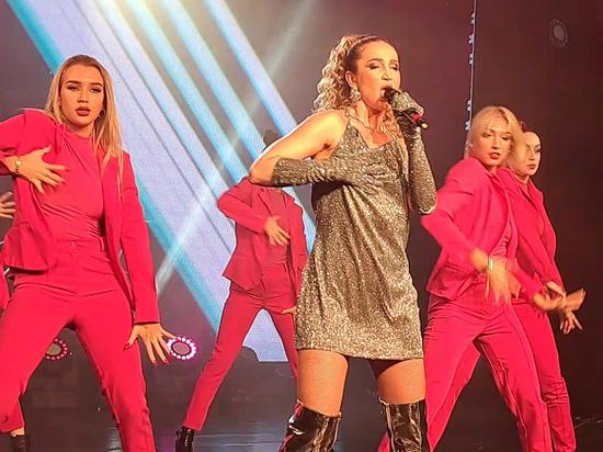 «Прыщики»: Бузова с торчащими сосками чуть не оконфузилась на сцене