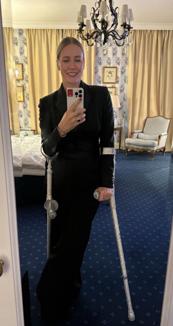 Елена Летучая передвигается на костылях со стразами после операции на ноге