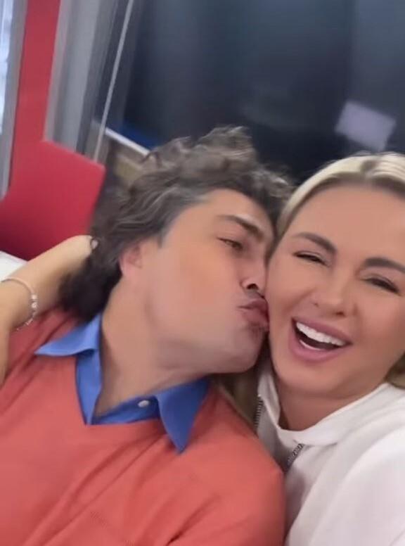 «Я её молодой человек»: известный радиоведущий признался в отношениях с Анной Семенович