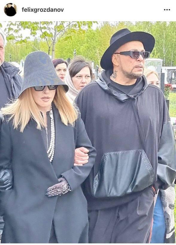 Одна деталь в образе Аллы Пугачевой приковала все внимание публики на похоронах Юдашкина