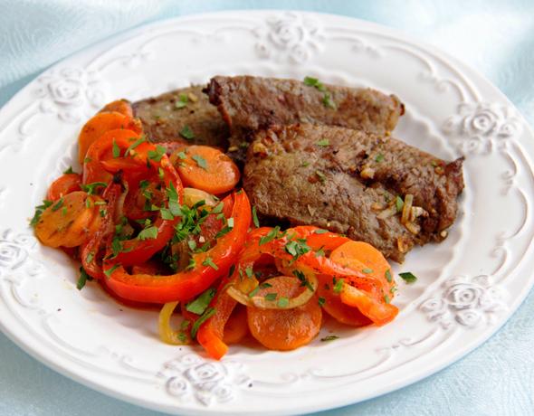 Мясо, запеченное с овощами в духовке - рецепт с пошаговыми фото | Меню недели