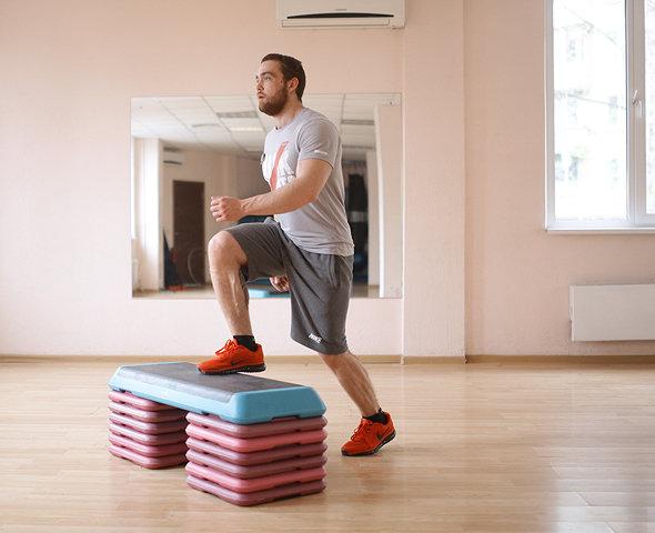 Зашагивания на степ с чередованием ног