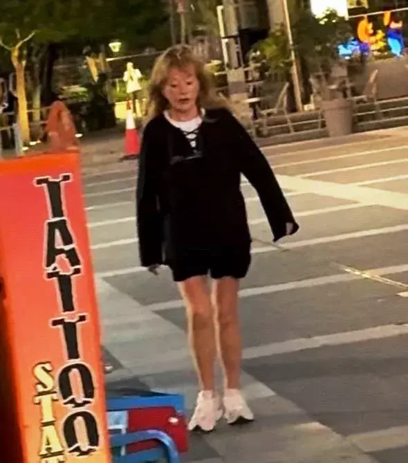 «Очень старенькая»: Аллу Пугачеву увидели на прогулке в шортах и без макияжа