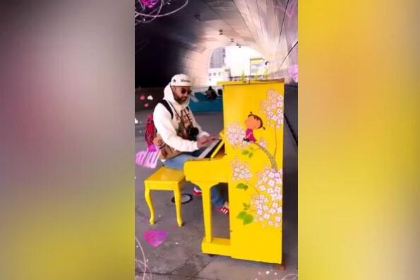 Подрабатывает: резко постаревший Иван Ургант играет на пианино в переходе