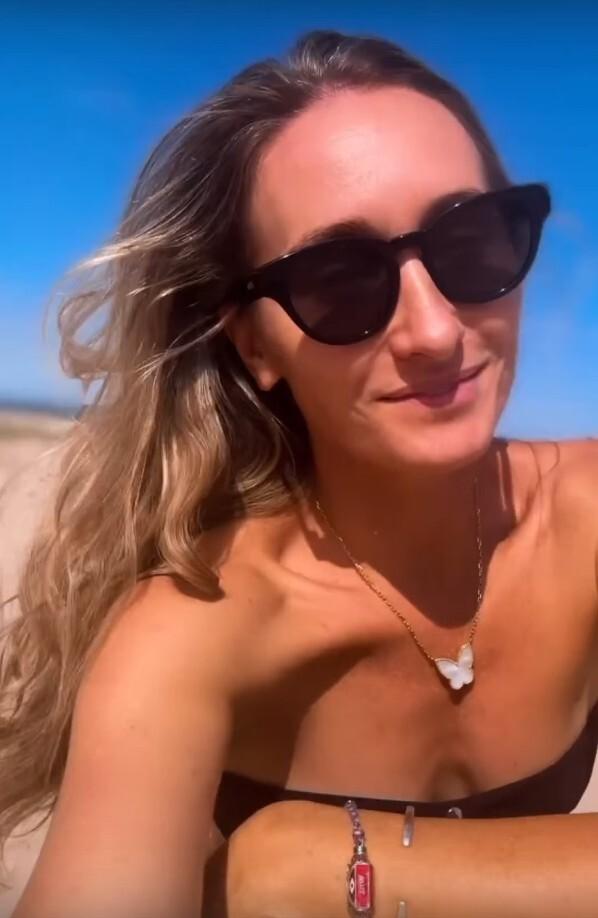 38-летняя дочь Владимира Винокура Анастасия показала кадры с отдыха на пляже