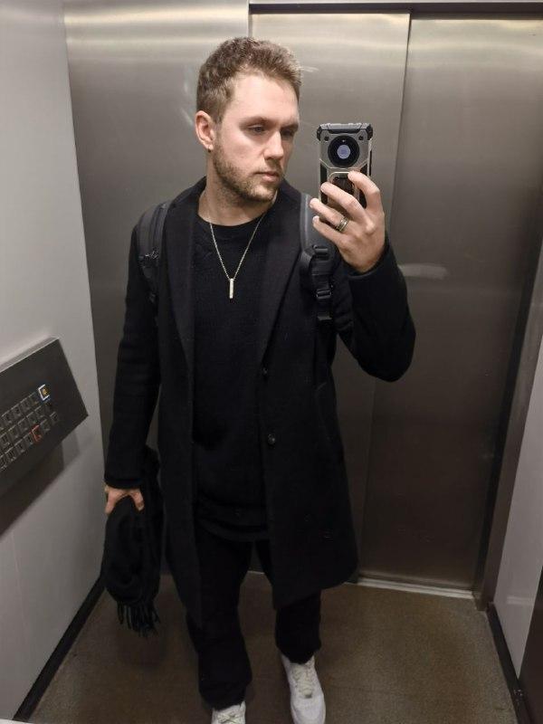 Влад Соколовский в лифте