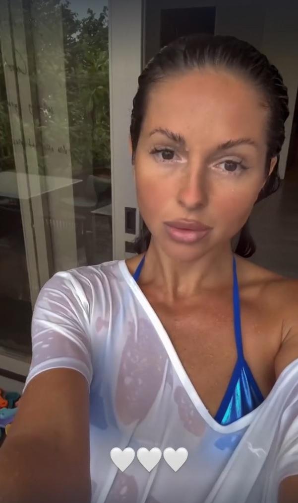 34-летняя певица Нюша показала, как выглядит без макияжа и укладки