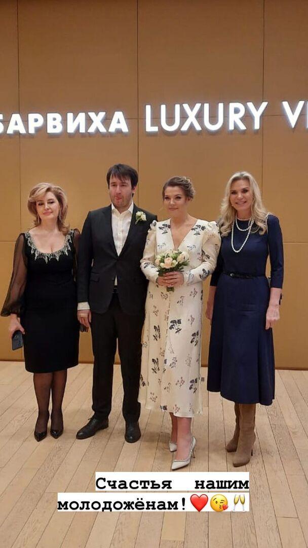 Марина Юдашкина позирует с молодоженами