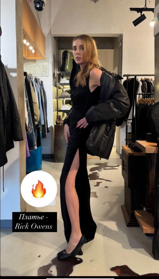 56-летняя Светлана Бондарчук показала фигуру в черном платье с разрезом