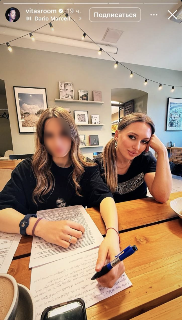 Певец Витас выложил редкие кадры с женой и дочерью