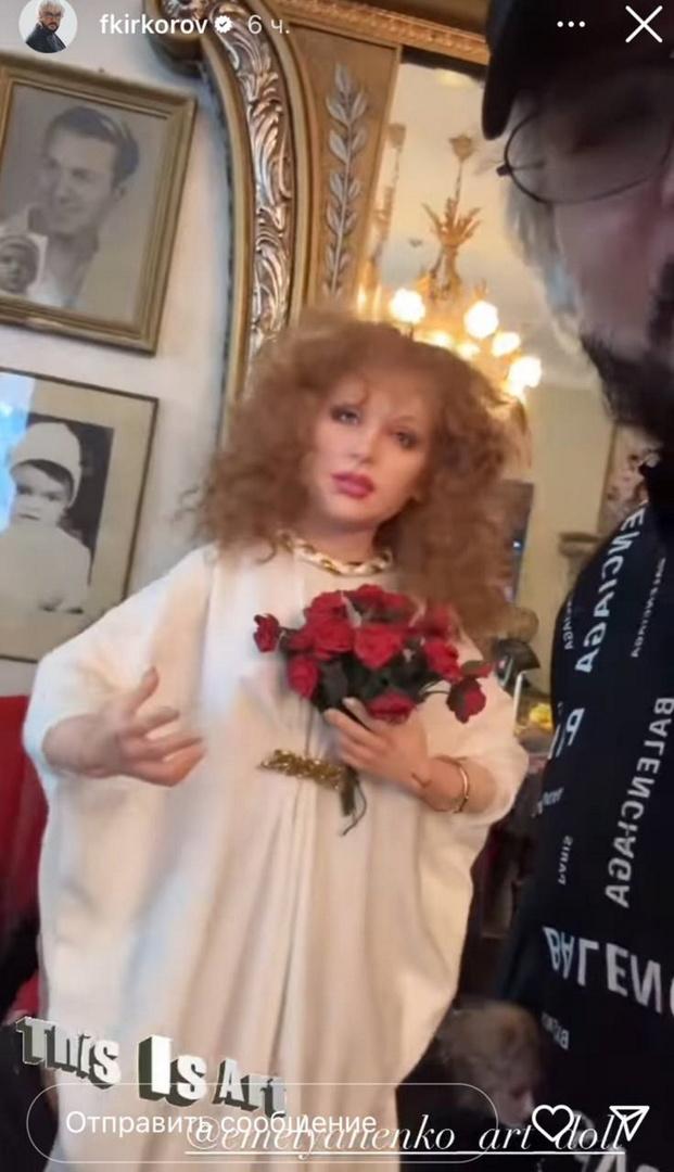 57-летний певец Филипп Киркоров снялся с куклой в виде бывшей жены Аллы Пугачевой