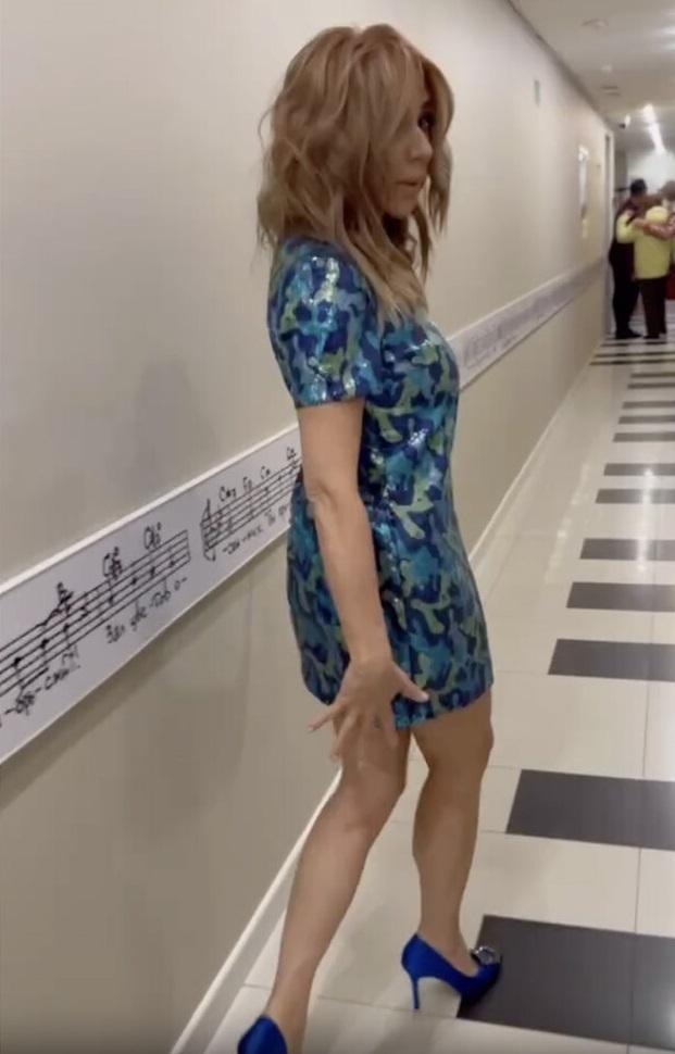 Похудевшая на 15 кг Алена Апина похвасталась фигурой в сверкающем мини-платье