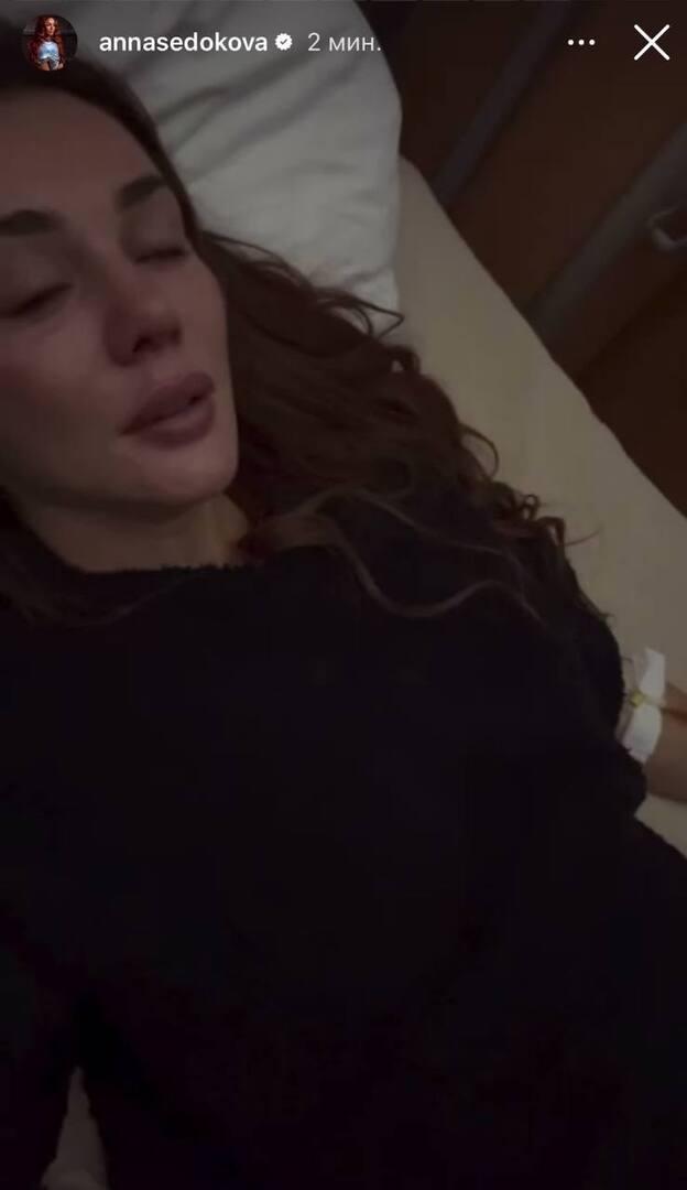 Анна Седокова попала в больницу на фоне новостей о смерти бывшего мужа