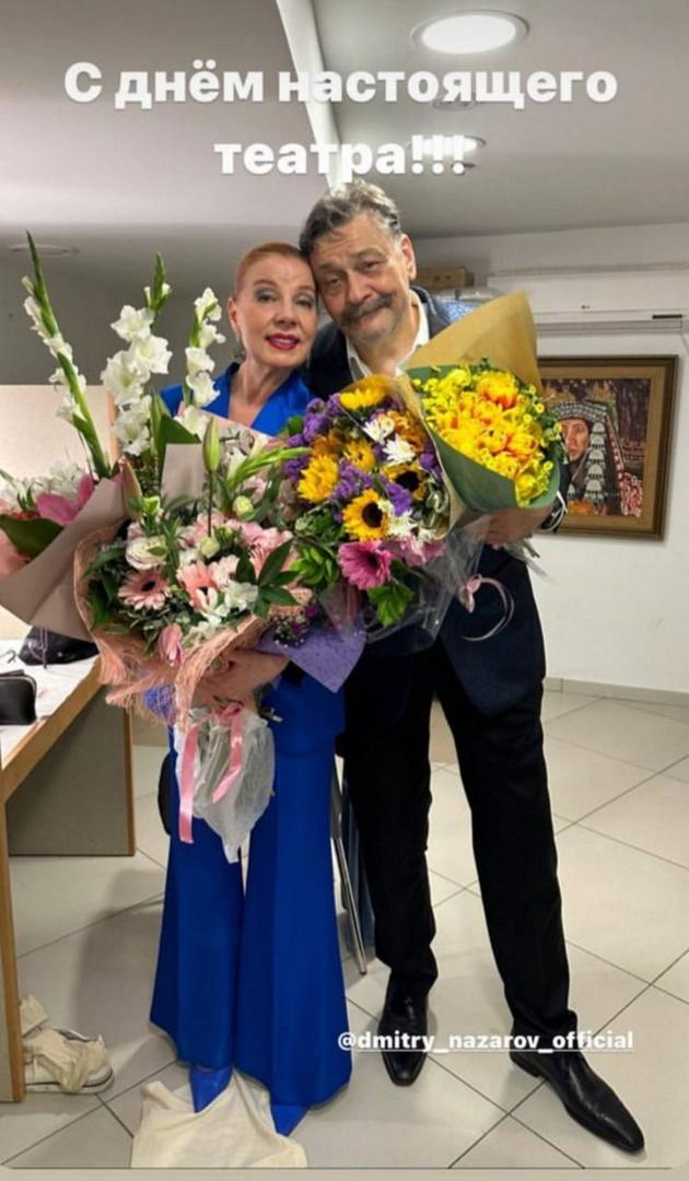 С букетом цветов и улыбкой до ушей: находящийся в Каннах Назаров отмечает важное событие