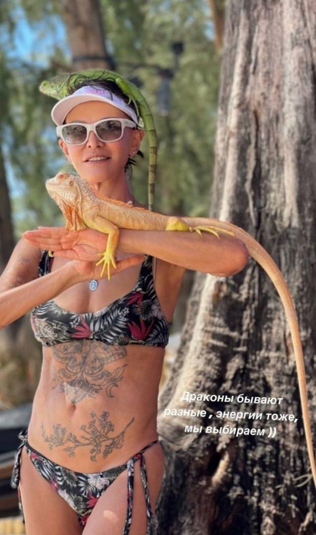 68-летняя Ирина Хакамада показала фигуру в купальнике