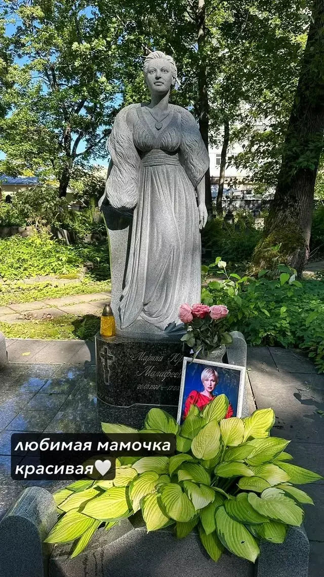 «Никто не сможет заменить»: дочь Малафеева пришла на могилу матери после рождения у отца четвертого ребенка