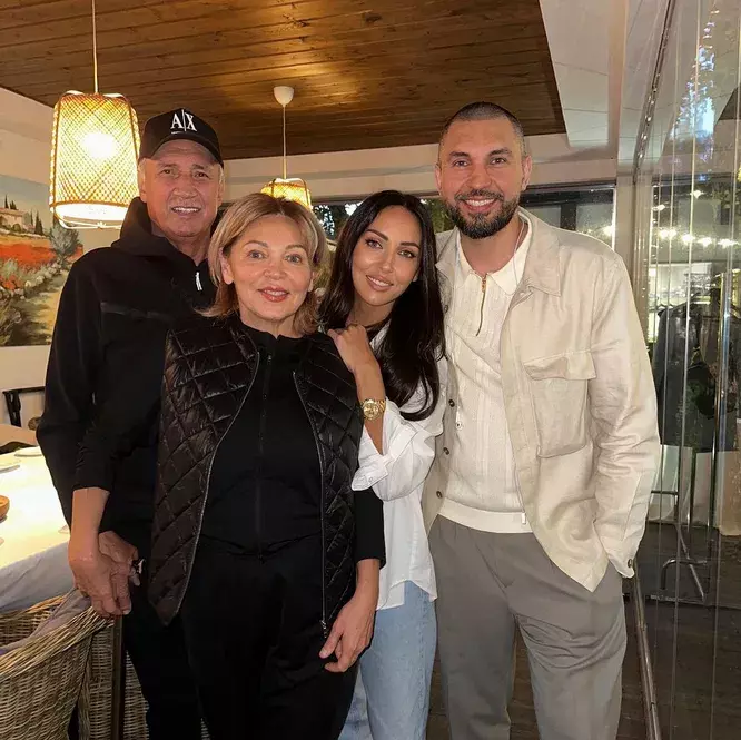 «Ого, как изменился»: поклонники Алсу с трудом узнали ее отца на семейном фото