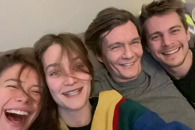 «Обожаю вас, обалденные»: Филипп Янковский показал редкий снимок с семьей в честь дня рождения