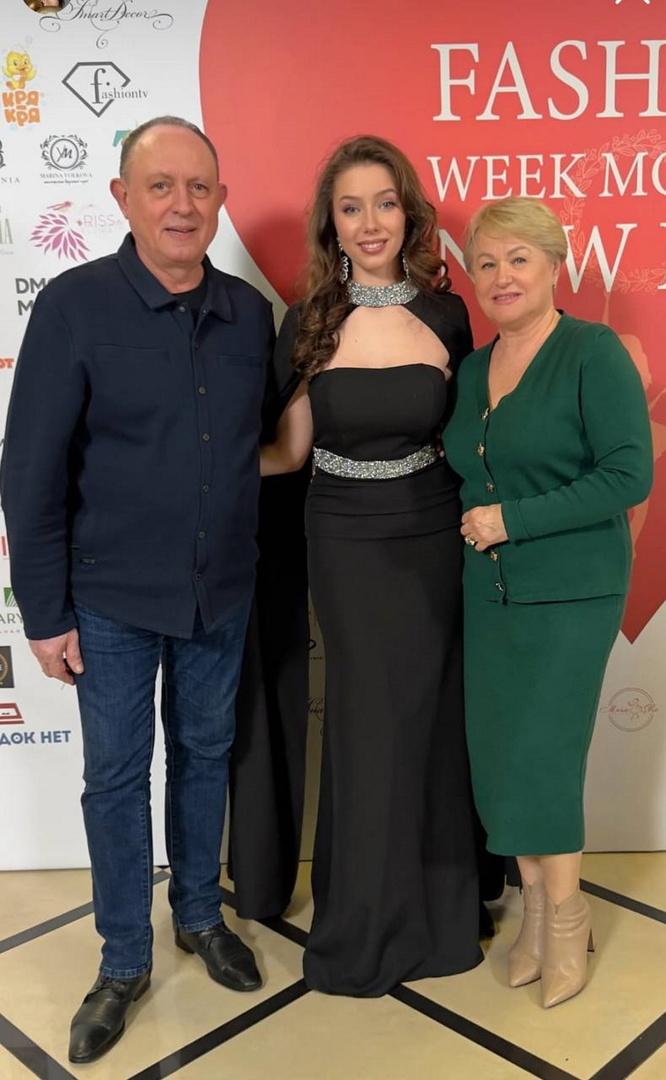 18-летняя дочь Юлии Началовой вышла в свет в Москве с бабушкой и дедушкой