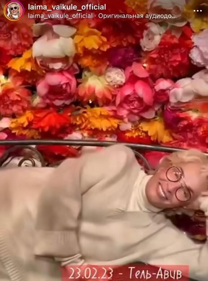 Без парика и в странном виде: Лайму Вайкуле сняли лежащей на лавочке