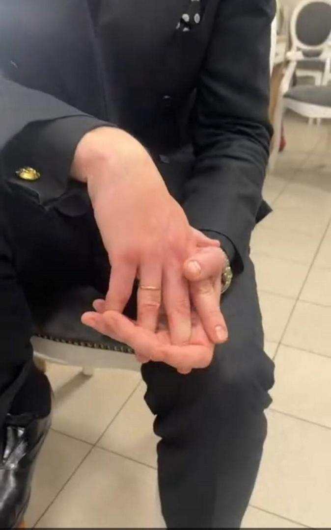 37-летний певец Алексей Воробьев показал обручальное кольцо Ксении Собчак