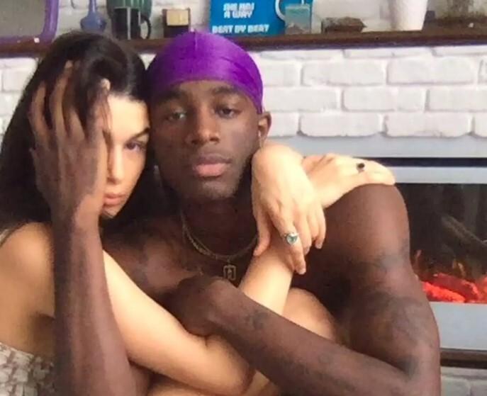 Дочь телеведущего Ивана Урганта снялась в чулках и мини-юбке