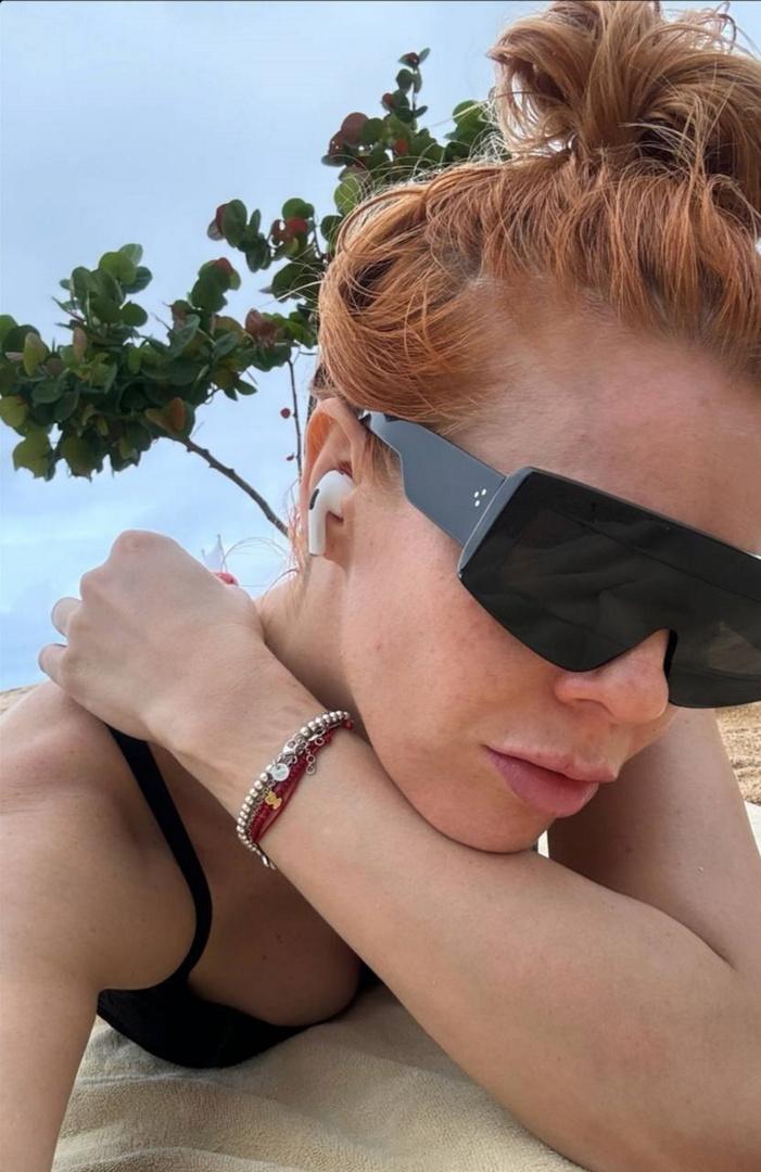 42-летняя певица Анастасия Стоцкая снялась в черном купальнике на Бали