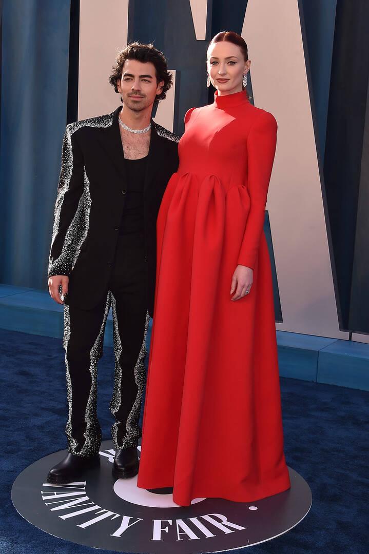 Софи Тернер впервые появилась на светской тусовке с большим животом, подтвердив беременность