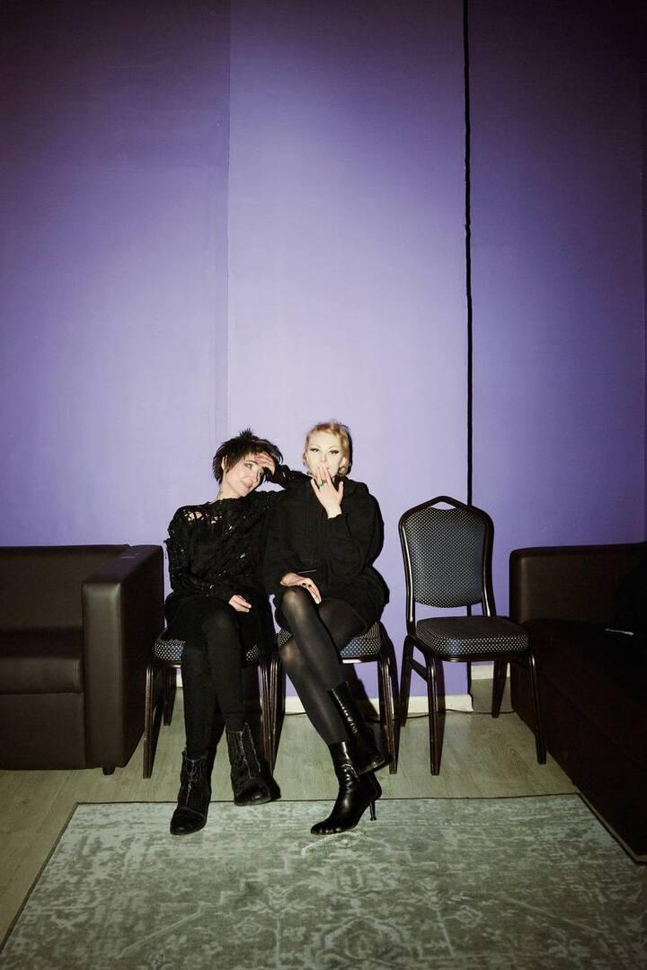 Забыла юбку? Рената Литвинова похвасталась точеными ногами в ультрамини