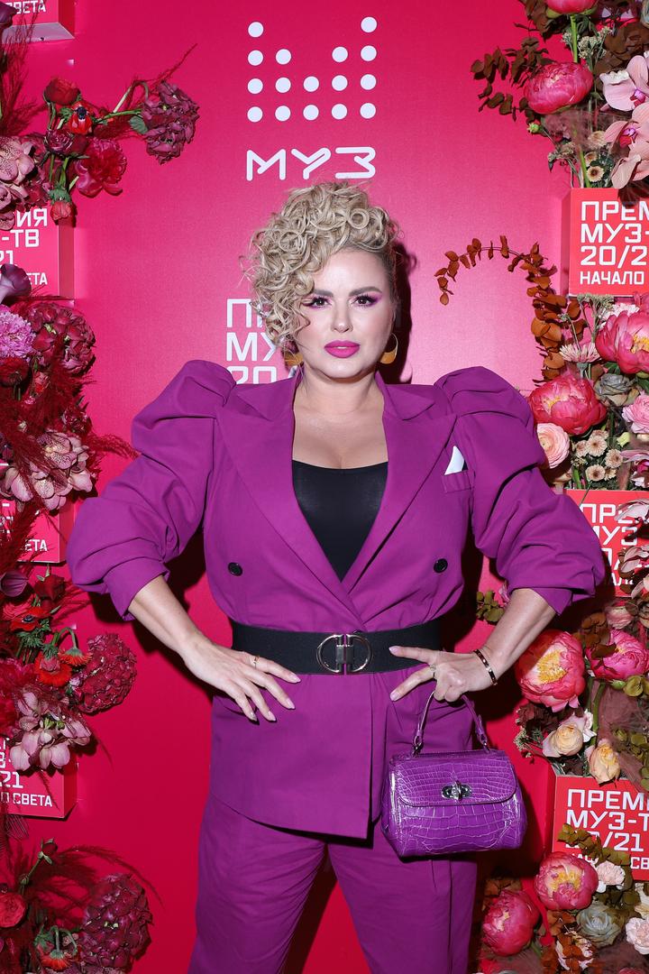 «Перекинул через плечо и потащил»: невменяемый поклонник похитил Семенович со сцены