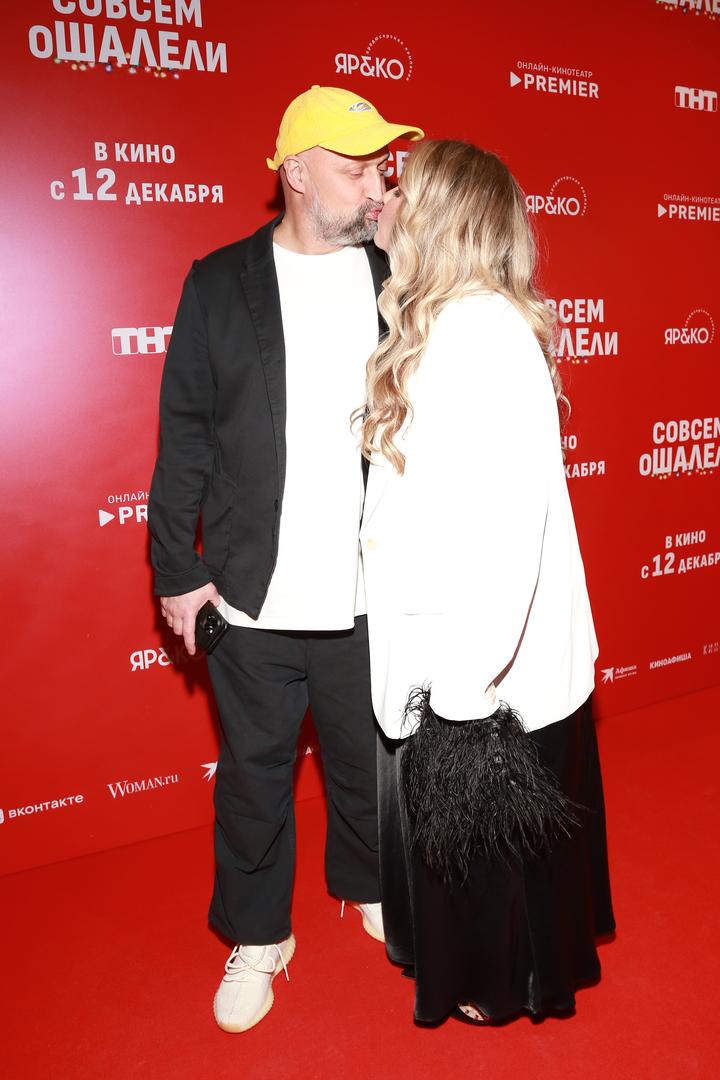 Женатый актер Гоша Куценко публично поцеловал в губы режиссера Ольгу Френкель