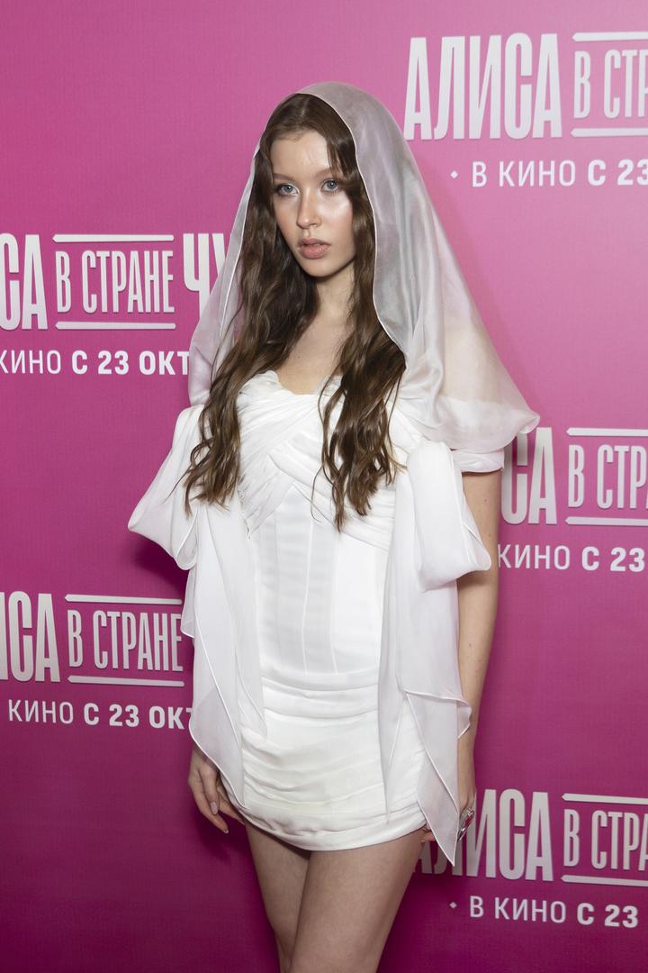 «Образы воспринимаются по-разному, подача иная»: профессор моды о «свадебных» нарядах Пересильд и MакSим