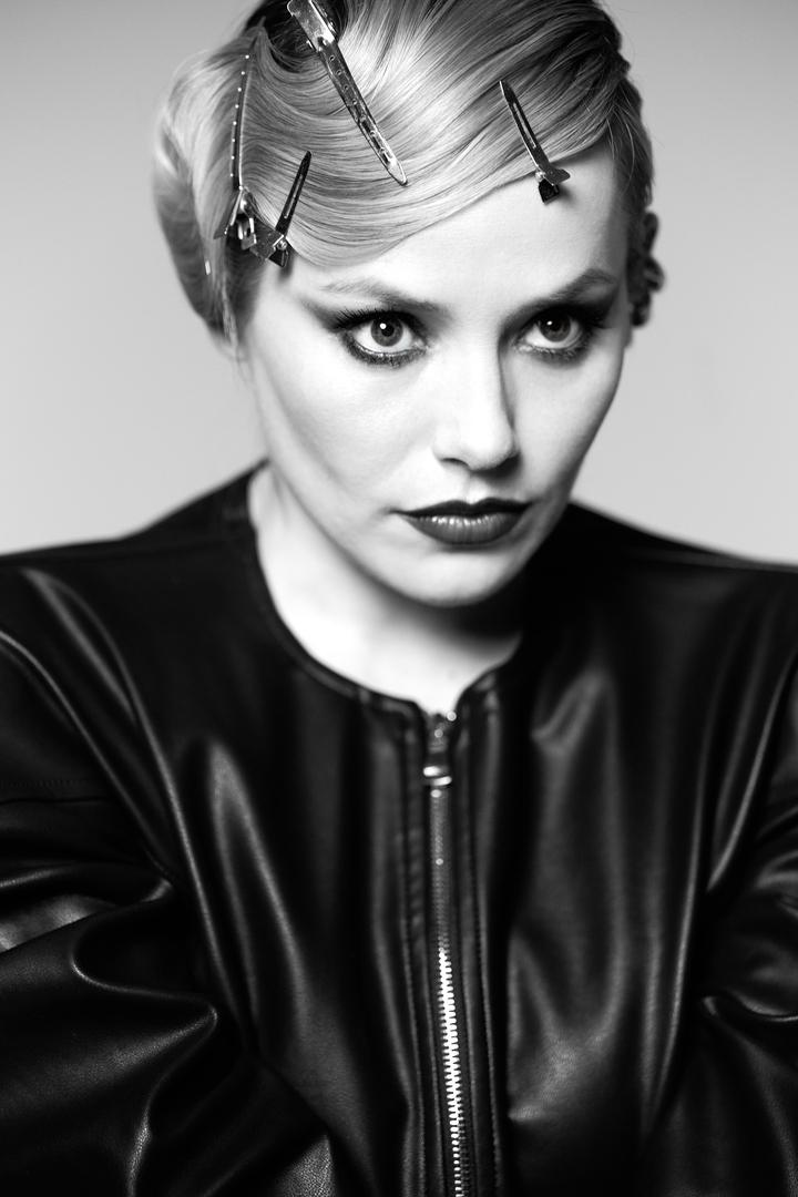 «Мне нравится быть яркой и играть не по правилам»: Зоя Бербер о кино, браке и материнстве