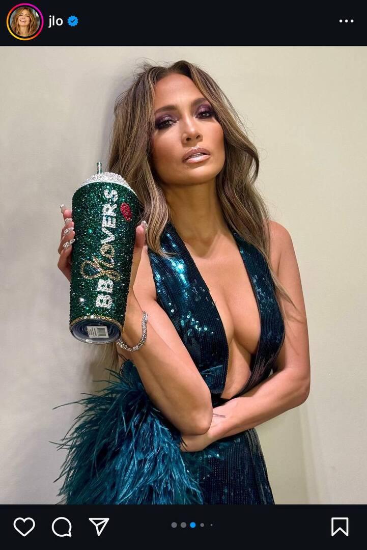 55-летняя Дженнифер Лопес показала новогодний образ с глубоким декольте