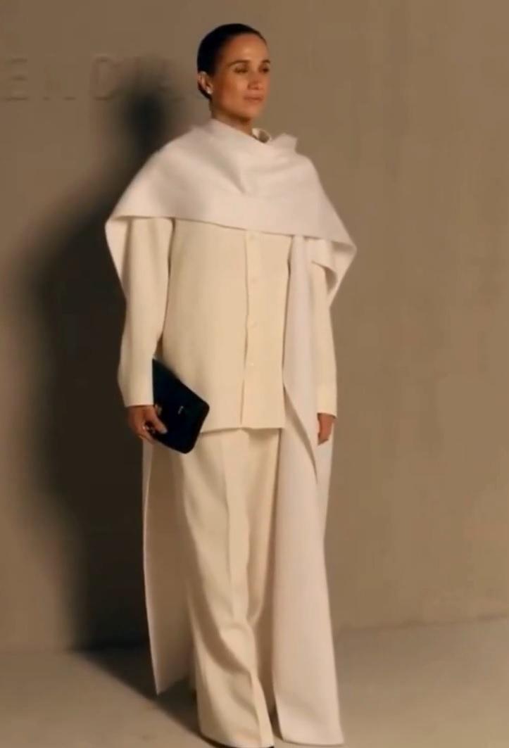 Скандал на Неделе моды в Париже: Меган Маркл задержала начало показа на час