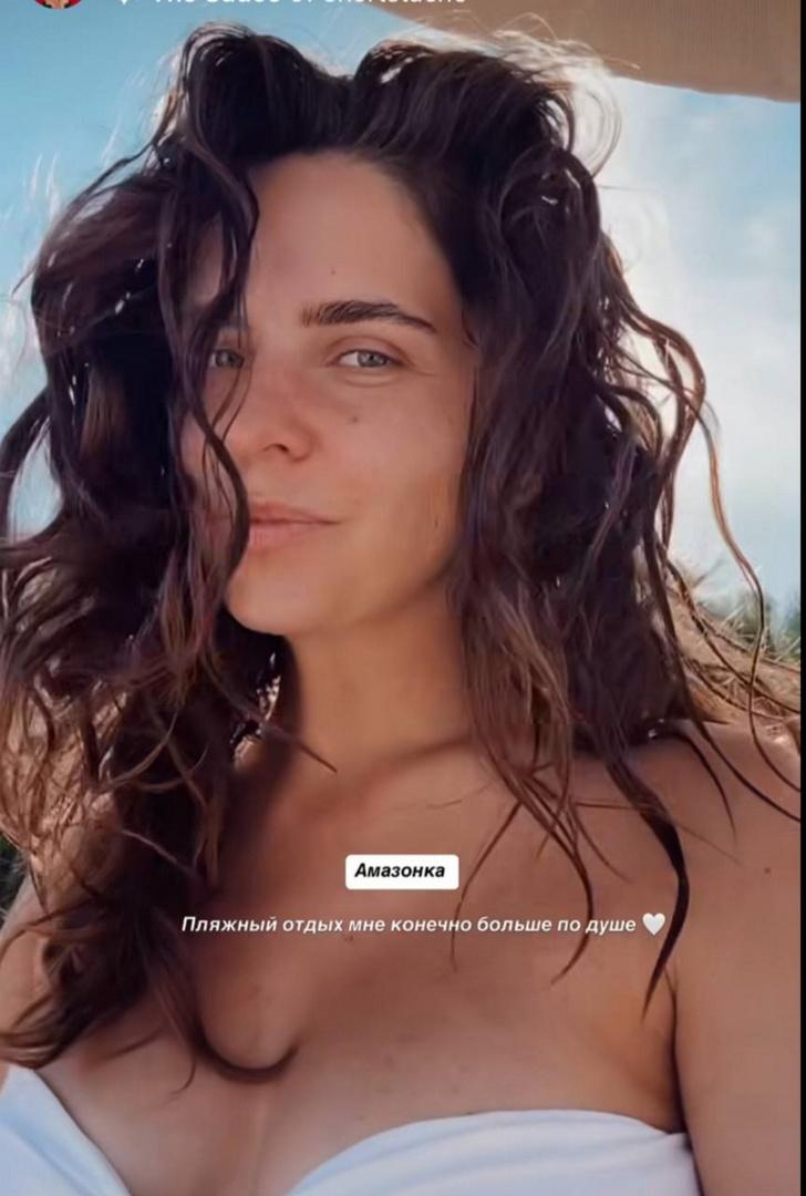 Актриса из «Жизни по вызову» Лиза Моряк снялась без макияжа на отдыхе в Греции