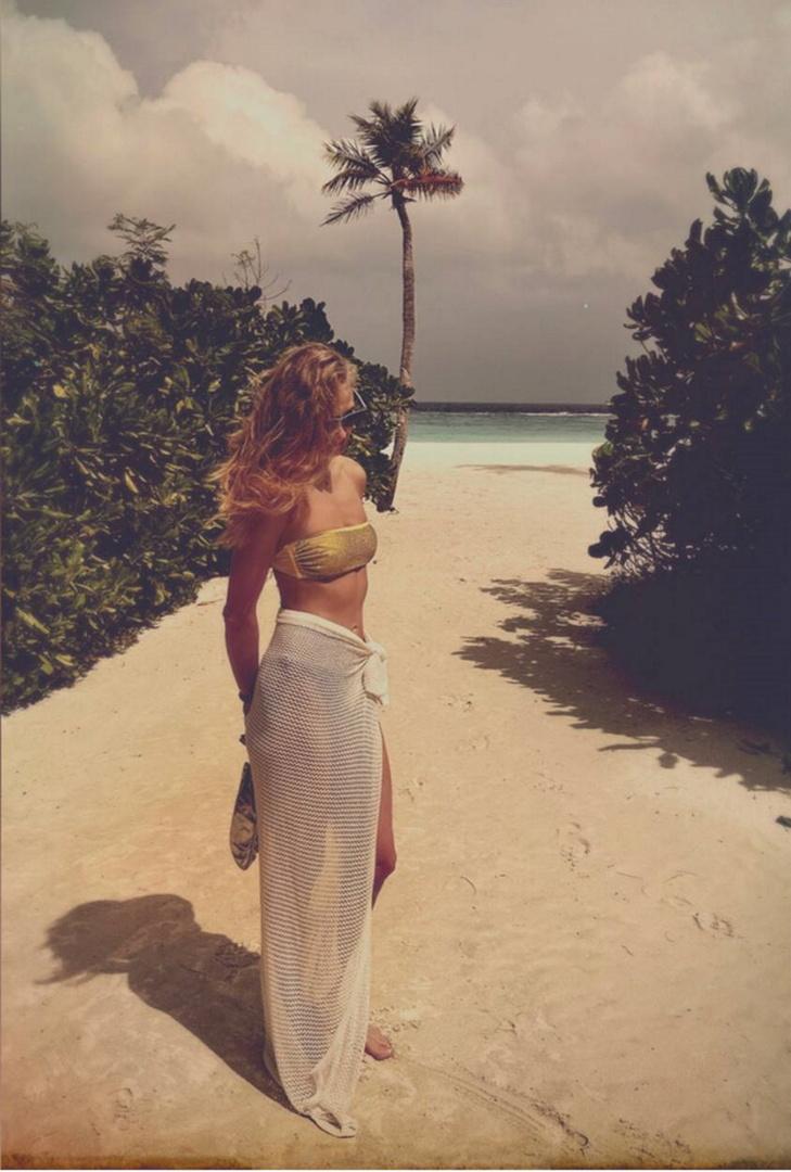 41-летняя актриса Светлана Ходченкова снялась в золотом купальнике на пляже