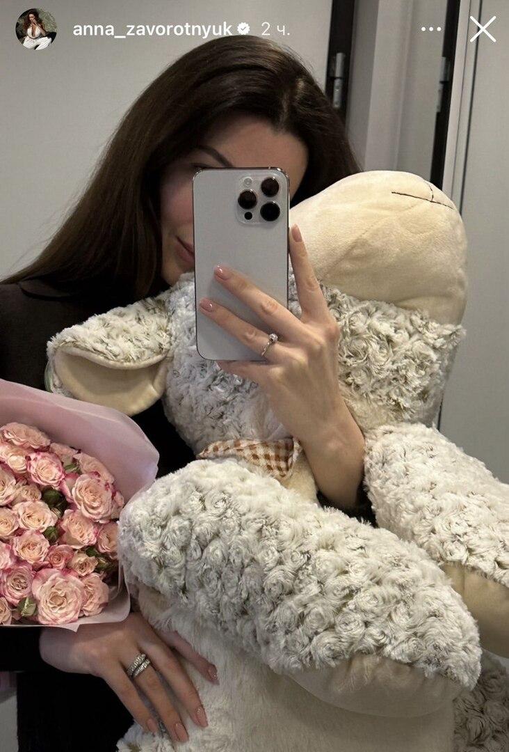 Розовый торт, цветы и подарки: как отметила первый день рождения без матери младшая дочь Анастасии Заворотнюк