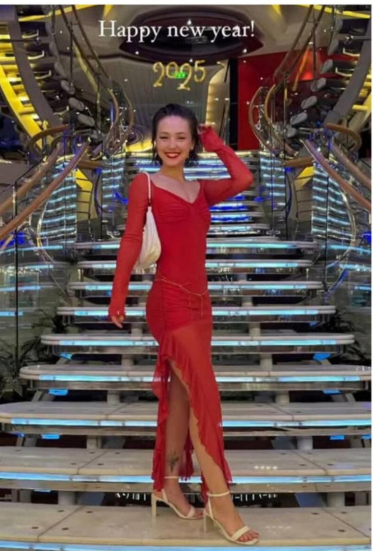 Актриса Екатерина Старшова из «Папиных дочек» похвасталась фигурой в алом платье