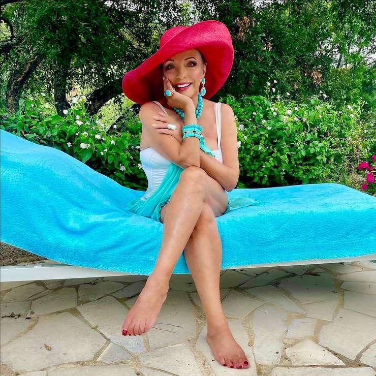 92-летняя актриса Джоан Коллинз показала фигуру в белом купальнике