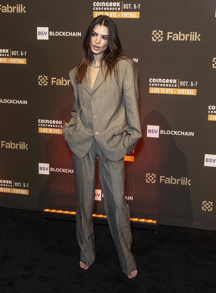 Урок стиля: как подражать Эмили Ратаковски и носить мужской пиджак