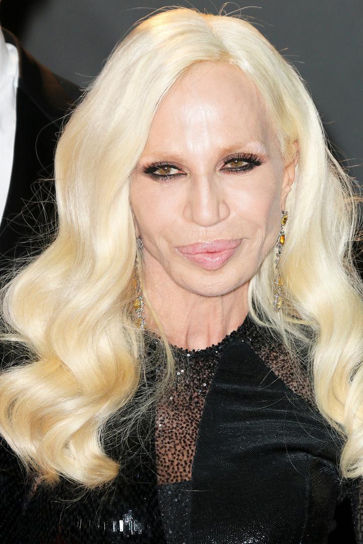 Донателла версаче 2022 до и после. Донатела версачедо ипосле. Версаче донателла версаче в молодости. Донателла версаче пластика. Донателла версаче 2023.