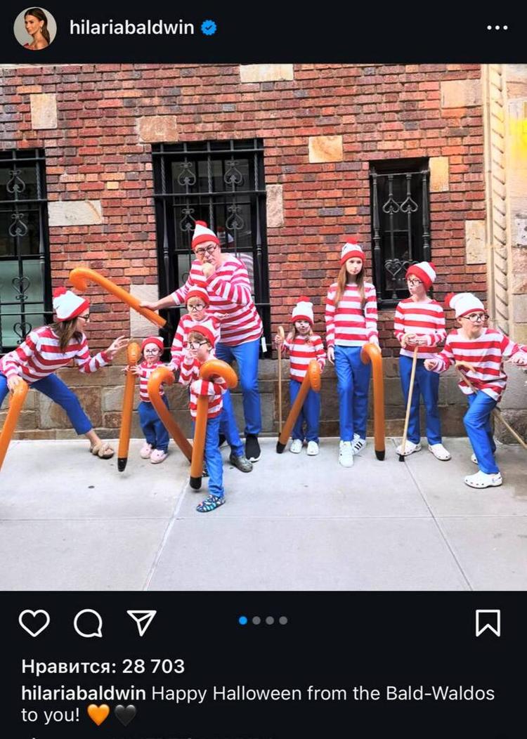 Алек Болдуин отпраздновал Хэллоуин с супругой и детьми в одинаковых нарядах